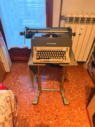 Máquina de escribir Olivetti Línea 98
