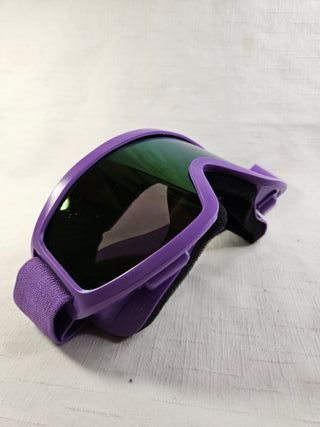 Gafas de esquí moradas con lente verde