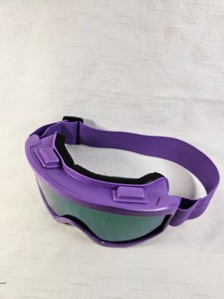 Gafas de esquí moradas con lente verde