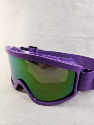 Gafas de esquí moradas con lente verde