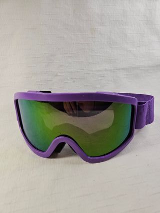 Gafas de esquí moradas con lente verde