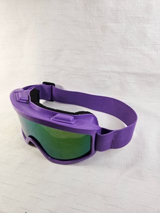Gafas de esquí moradas con lente verde