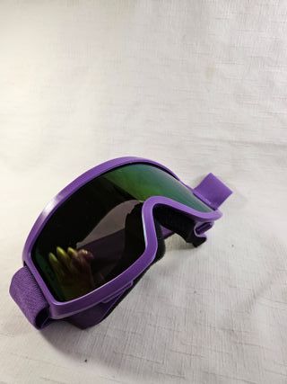 Gafas de esquí moradas con lente verde