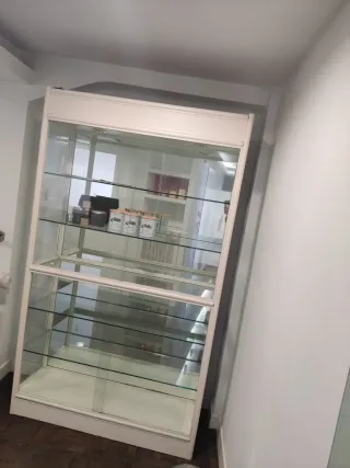 Vitrina expositora con luz