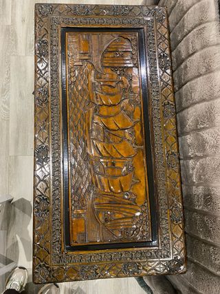 Baúl de madera tallado marrón