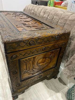 Baúl de madera tallado marrón