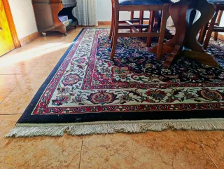 Alfombra de lana negra y roja