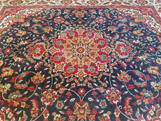 Alfombra de lana negra y roja