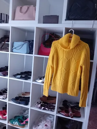 Jersey amarillo cuello alto talla S