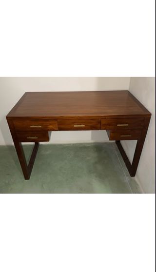 Escritorio y silla de madera