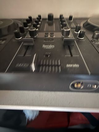 Mesa DJ Hercules cono nueva , poco uso con su caja