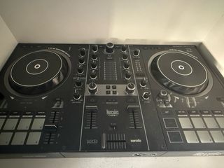 Mesa DJ Hercules cono nueva , poco uso con su caja