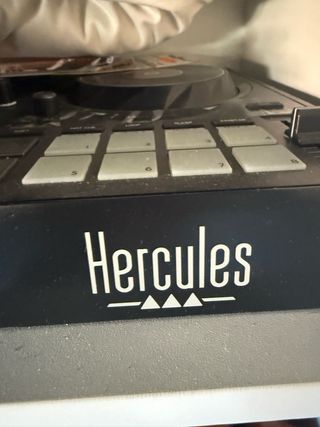 Mesa DJ Hercules cono nueva , poco uso con su caja