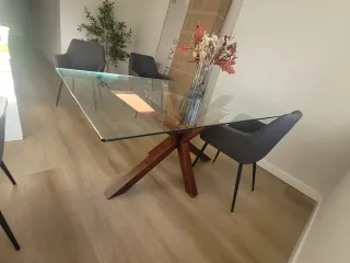 Tavolo da pranzo in vetro e legno