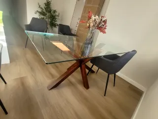 Tavolo da pranzo in vetro e legno