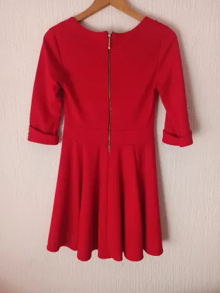 Vestido rojo con botones dorados