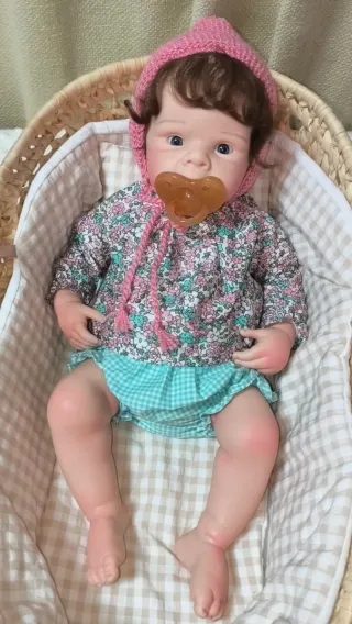 Bebé de silicona con chupete