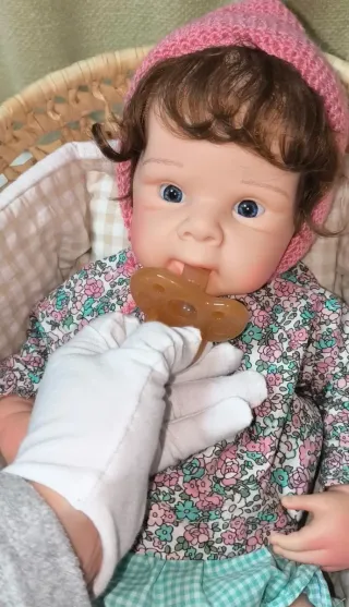 Bebé de silicona con chupete