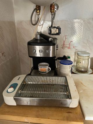 Cafetera Plata y Blanca