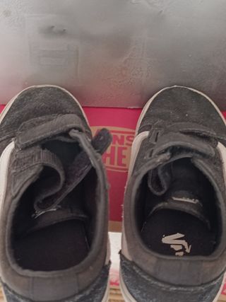 Sapatilhas Vans e Pantufas N.31