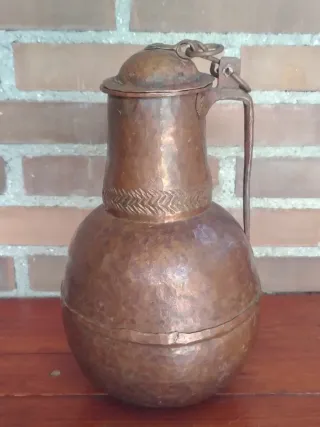 Cántaro de cobre antiguo