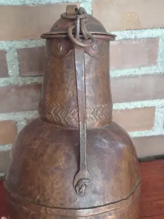 Cántaro de cobre antiguo