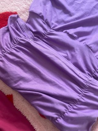 Vestido morado fruncido