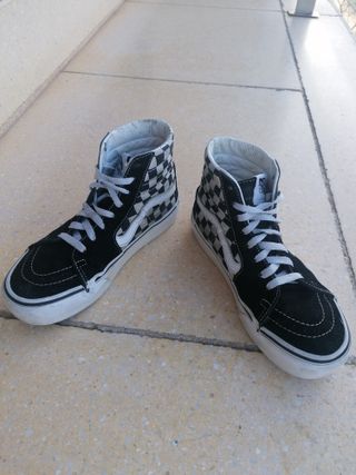 Zapatillas Vans SK8-Hi Negras y Blancas.