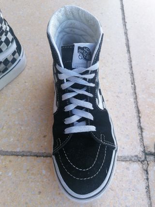 Zapatillas Vans SK8-Hi Negras y Blancas.