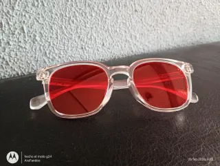 Gafas transparentes con lentes rojas