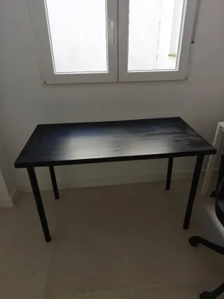 Scrivania Ikea nera e marrone