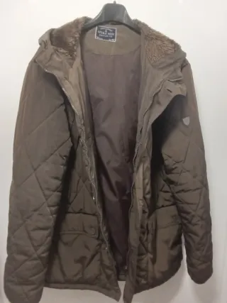 Chaqueta acolchada marrón con capucha