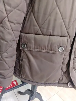 Chaqueta acolchada marrón con capucha