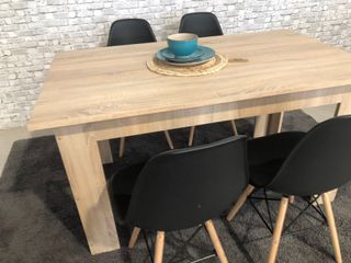 Mesa de madera con 4 sillas negras