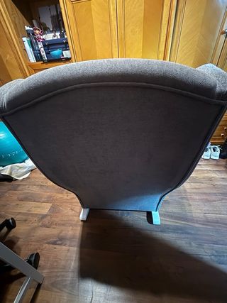 Sillón de lactancia y/o descaso gris.