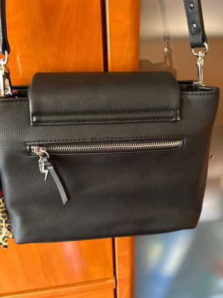Bolso Parfois polipiel negro con tachuelas