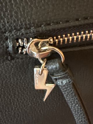 Bolso Parfois polipiel negro con tachuelas