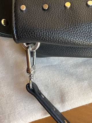 Bolso Parfois polipiel negro con tachuelas