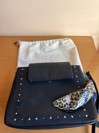 Bolso Parfois polipiel negro con tachuelas