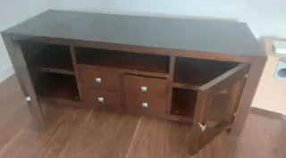Mueble TV madera con puertas y cajones