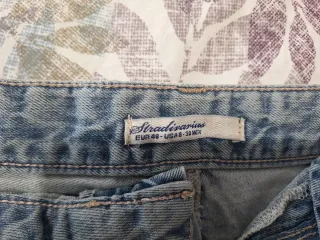 Pantalón corto vaquero desgastado