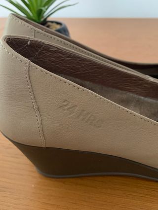Zapato piel 24 Hrs cuña flor abierto punta