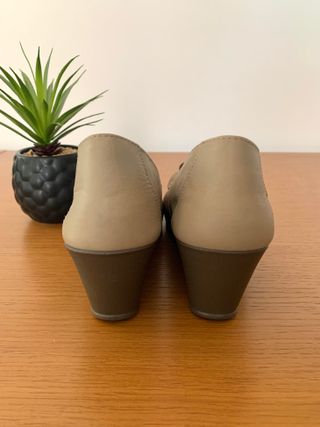 Zapato piel 24 Hrs cuña flor abierto punta