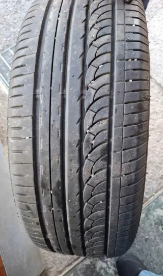 Neumático 225/45R19 W Radial Tubeless