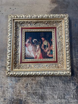 Marco dorado con detalles granates