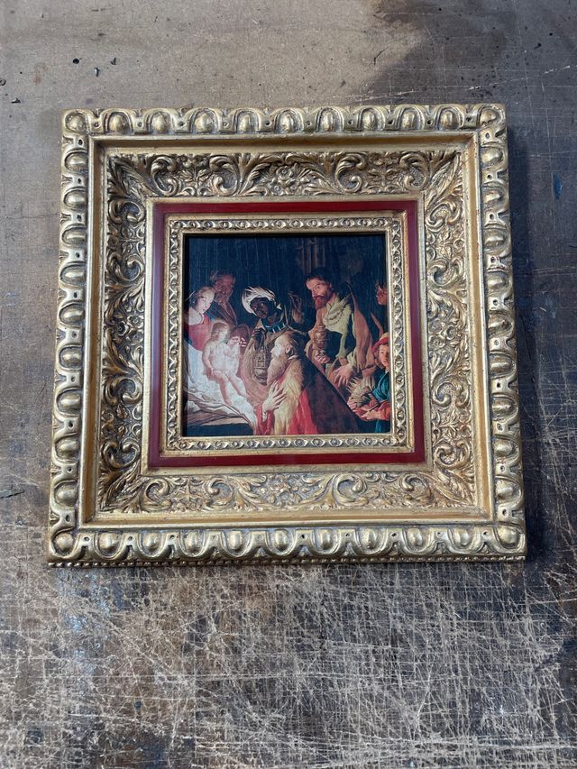 Cornice dorata con dettagli granati