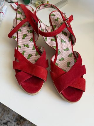 Sandalias Rojas de Cuña con Estampado Divertido