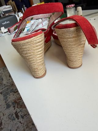 Sandalias Rojas de Cuña con Estampado Divertido