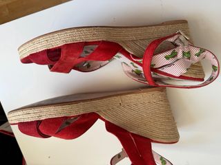 Sandalias Rojas de Cuña con Estampado Divertido