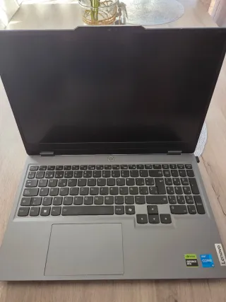 Portátil Lenovo LOQ 15IAX9 Gris